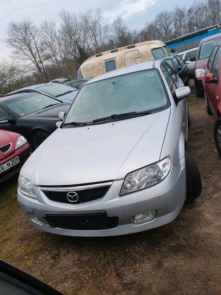 Mazda 323  Schlachtfest Ersatzteile Einzelteile Grau Bj.2001 in Bremervörde