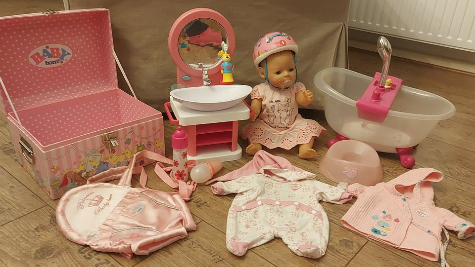 Baby Born Konvolut: Puppe, Badewanne, Wachtisch, Trage, Kleidung in Bottrop