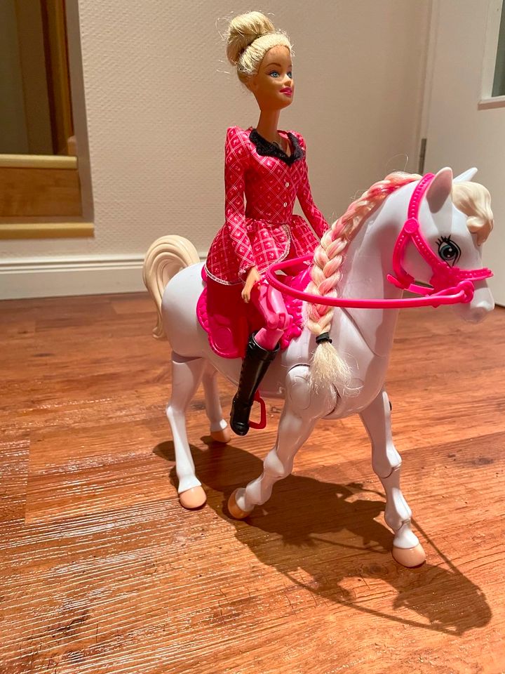 +++ Barbie-Reiterin mit Dressur-Pferd +++ in Rellingen