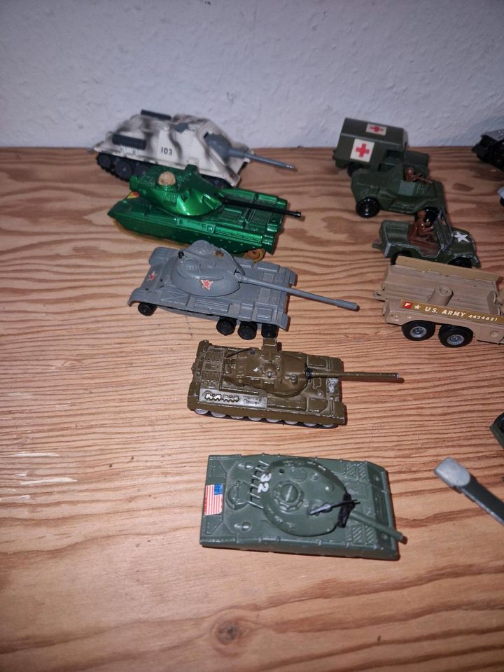 CORGI MATCHBOX KONVOLUT VINTAGE PANZER FAHRZEUGE AUTOS MILITÄR in Oldenburg