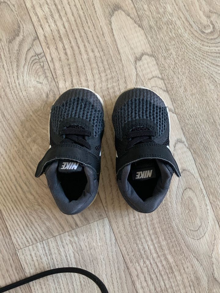 Süße Baby Nike Sneaker 21 in Bad Schwartau