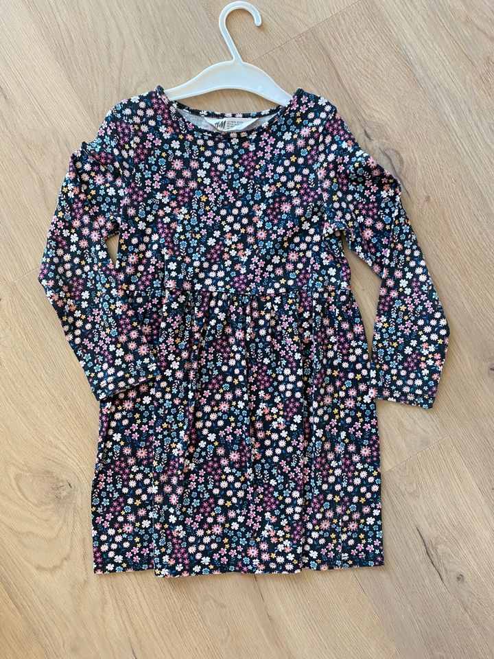 Kleid Blüten von H&M dünner Stoff 110/116 in Westerstede