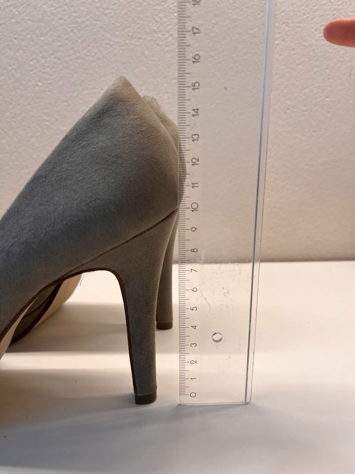 Pumps H&M Gr. 37 Khaki-Grau in Freystadt