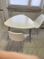 Weißer dreieckiger Tisch mit zwei weißen Stühlen Baden-Württemberg - Ludwigsburg Vorschau