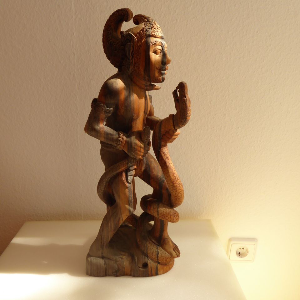 Antike Figur aus Holz mit Schlange aus Bali Indonesien 51 cm in Eschborn