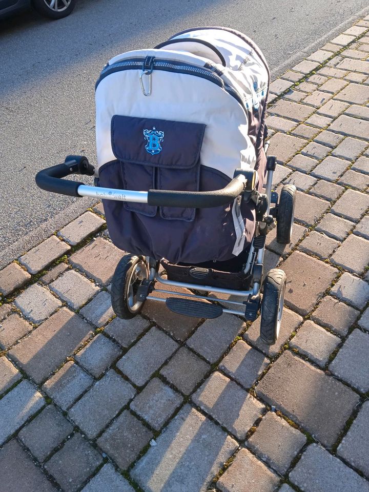 Kinderwagen Luftbereifung in dunkelblau und weiß von Babywelt in Steinach Baden