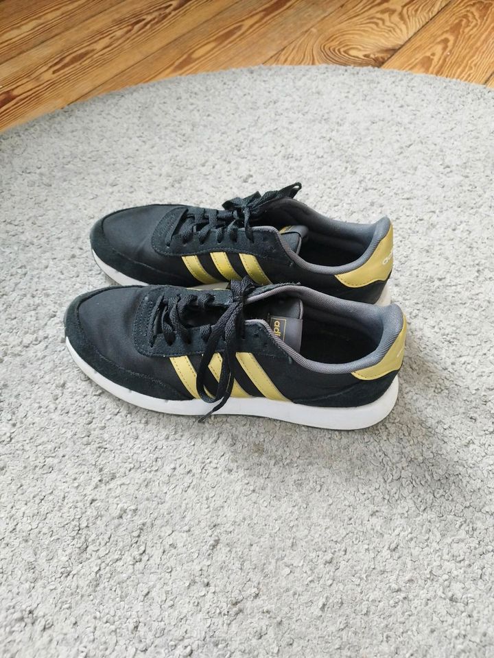 Adidas Sneaker schwarz gold Größe 43 1/3 UK 9 in Kiel