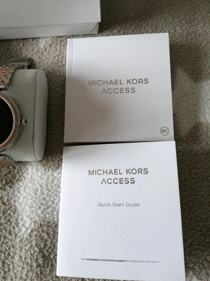 Michael Kors smart watch in Oeversee