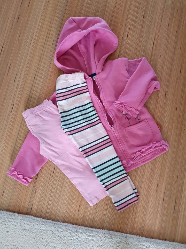 Neuwertige Sweatjacke und 4 x Leggings Gr. 98 in Egeln