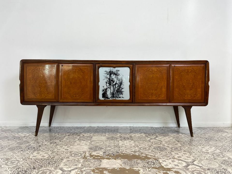 WMK Stilvolles & gut erhaltenes italienisches 50er Jahre Sideboard mit edler Glasoberfläche & Glasfront mit allegorischem Motiv # Kommode Schrank Anrichte Credenza Büfett TV-Board Mid-Century Vintage in Berlin