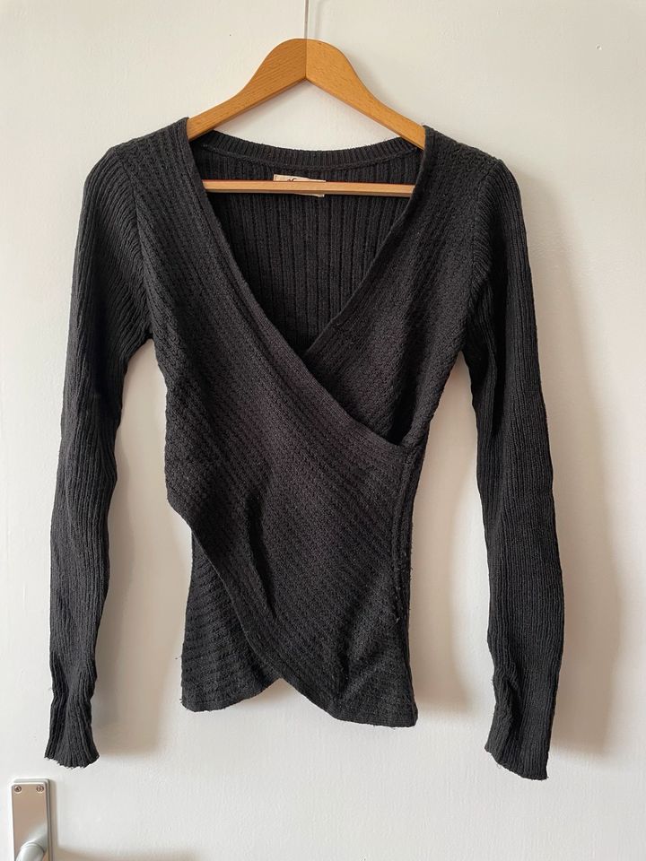 Figurbetonter schwarzer Strickpullover Hollister in S/36 in Berlin