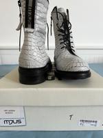 Mjus Stiefel neu weiß schwarz Größe 40 Nordrhein-Westfalen - Herford Vorschau