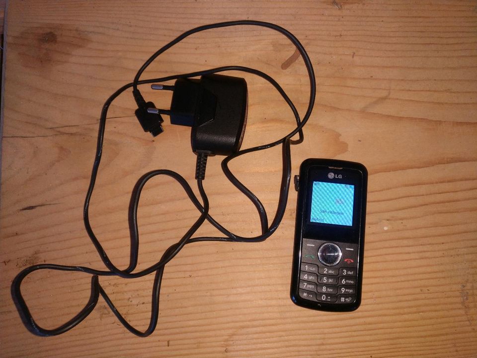 LG KP 100 Handy + Ladegerät in Waldsassen