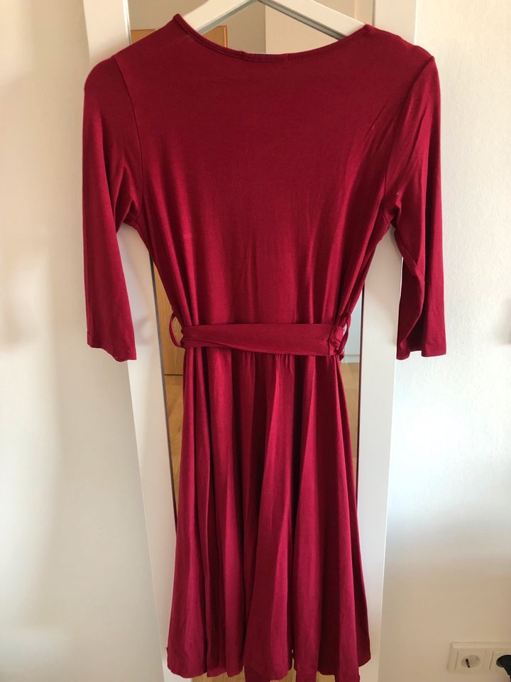 Rotes Umstands-Abendkleid in der Größe S von Chelsea Clark in Staufenberg