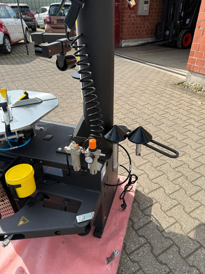 Reifenmontiermaschine 10‘‘ - 24‘‘ mit Hilfsarm pneumatisch in Viersen