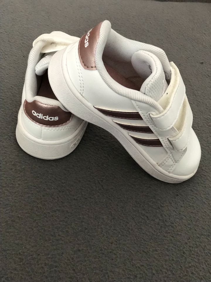 Adidas Turnschuhe Weiss-Gold wie neu G. EU 23 US 6/1/2 in Kelkheim