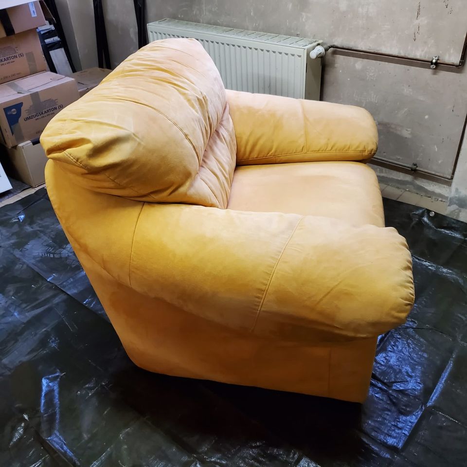 Couch 3sitzer inkl. XXL Sessel gelb Wildleder Optik in Leipzig