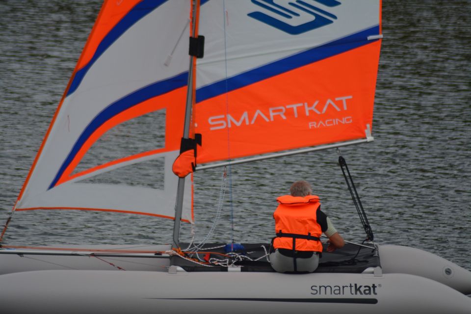 Neu: 4,6m Racing, aufblasbarer Katamaran SmartKat, passt in PKW in Hamburg