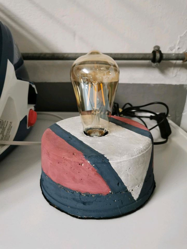 Diy Betonlampe mit Glühbirne in Mücke