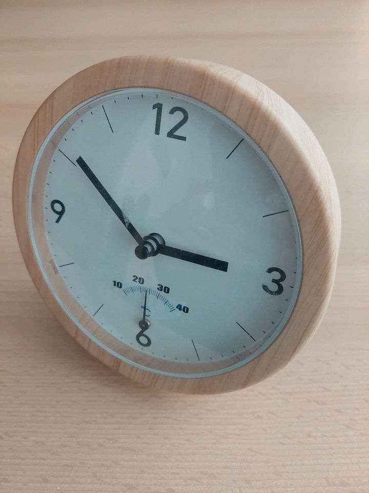 Kleine Badezimmer Uhr mit Saugnäpfen von Rossmann in Kassel