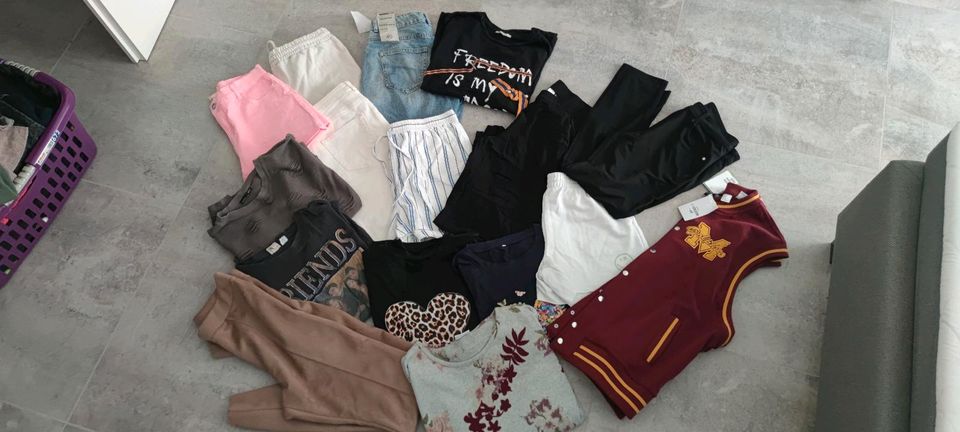 Damen Bekleidungspaket Shirts Hosen Pulli Größe 40/42 Sommer in Haste