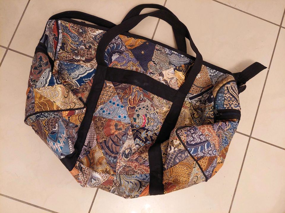 POLSTERREISETASCHE AUS BALI in Veitsrodt