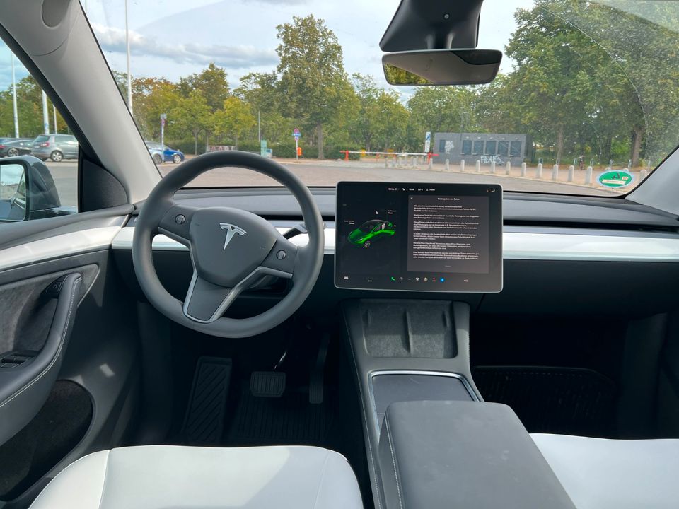 Tesla Model Y 2023 372 PS Autovermietung Mietwagen Automieten Rent a car in Berlin