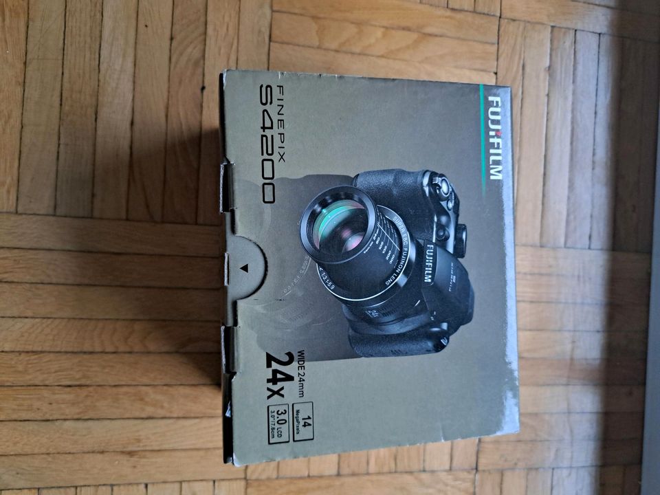 Fujifilm Finepix S4200 Spiegelreflexkamera in Hamburg