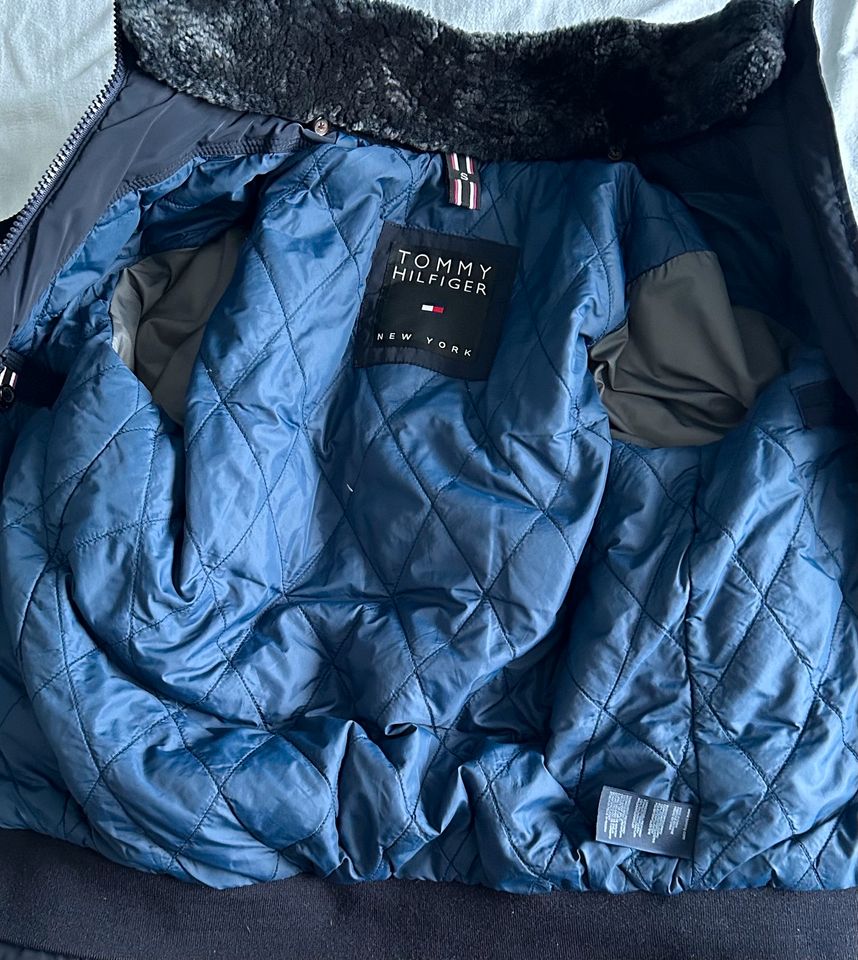 Winterjacke von Tommy Hilfiger mit Fellkragen Mitternachtsblau in Erkrath