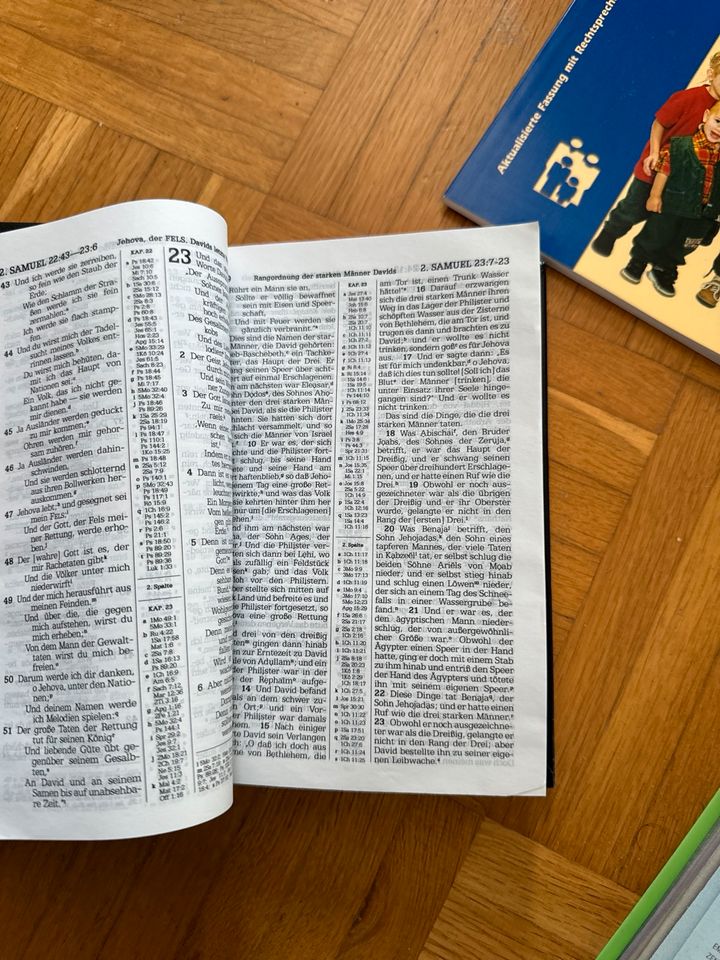 Packet Neue welt Übersetzung der Heiligen Schrift + Geschenk in Helmstedt