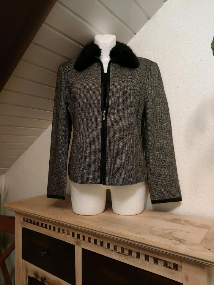 Taifun Jacke mit abnehmbaren Fellkragen Gr. 40/42 in Böblingen