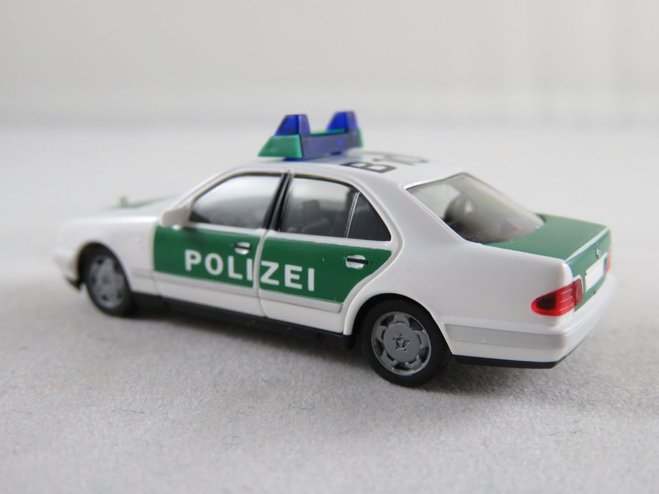 Herpa 042864 Mercedes-Benz E 320 Lim. (1995-2002) "POLIZEI" 1:87 in Bad Abbach