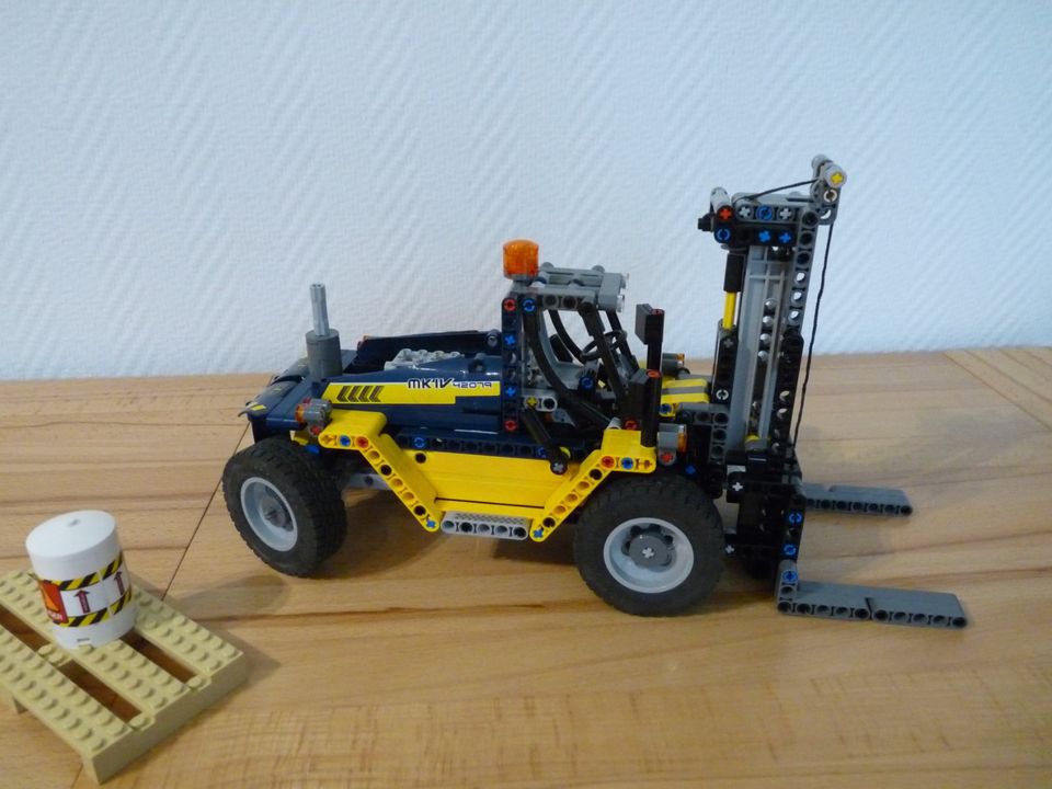 LEGO Technic (42079) Schwerlast-Gabelstapler, komplett mit BA in Uetze