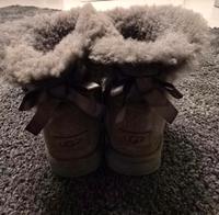 org. UGG * MINI BAILEY BOW Gr. 39 antilope khaki / oliv Nordrhein-Westfalen - Hiddenhausen Vorschau