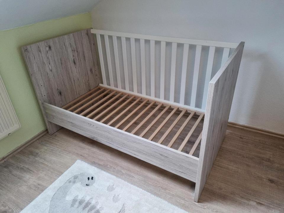Kinder Baby Bett mit Matratze , Höhenverstellbar Umbaubar in Mözen