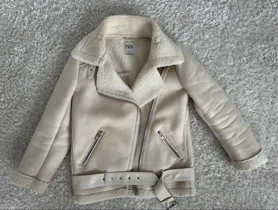 Zara Felljacke Lederjacke Teddy Jacke mit Fell Mantel Blazer S M in Berlin