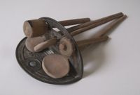 Halter aus Metall mit fünf Holzlöffeln für Puppen, um 1900 Stuttgart - Stuttgart-Ost Vorschau
