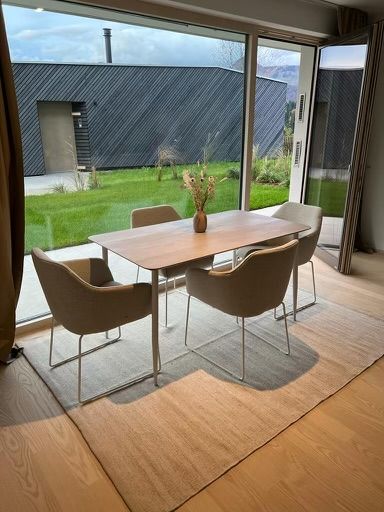 Esstisch nachhaltig, Esstisch massiv, Tisch mit Baumkante, Schweizer Kante, verschiedene Holzarten in Aschheim