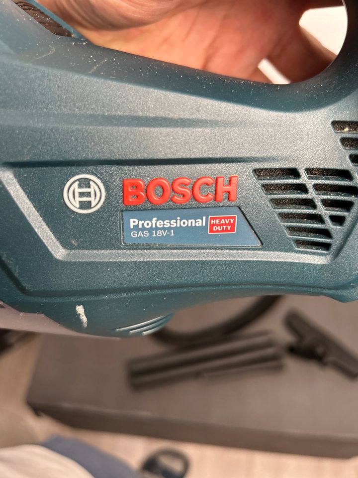 2x Bosch Akkusauger mit Zubehör in Auetal