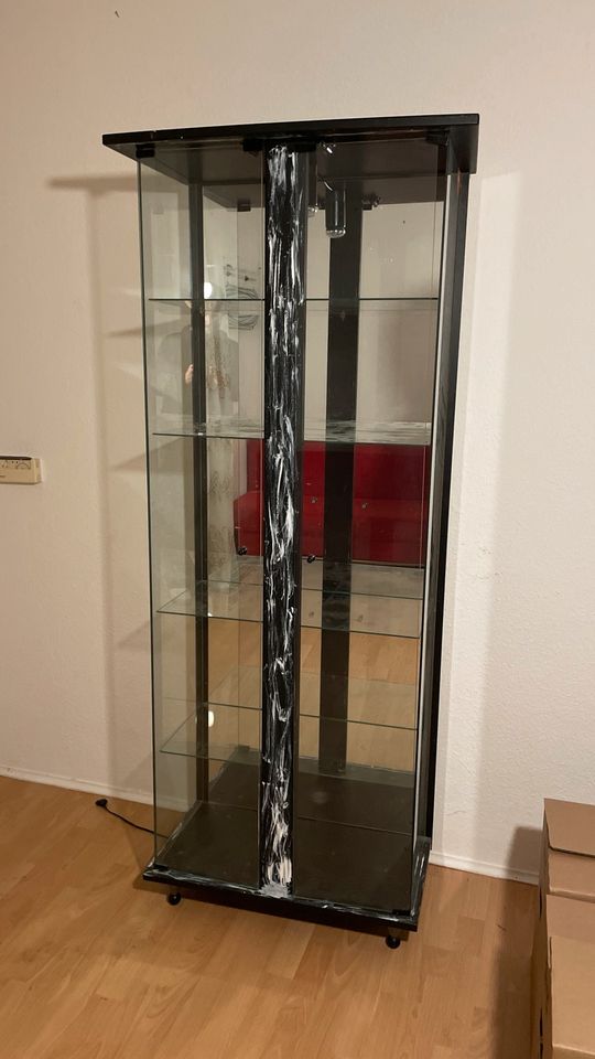 Schöne Glas Vitrine in schwarz in Wuppertal