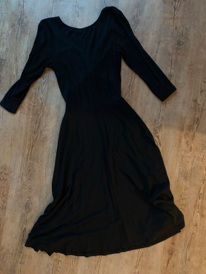 Neuwertiges Midikleid Kleid schwarz Größe 36/38 Bodyflirt in Uetze