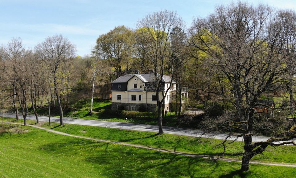 Schöne, teilsanierte Gründerzeit - Villa mit Wintergarten & Dachterrasse auf 2.868 m² großem Grundstück in Schlettau in Schlettau