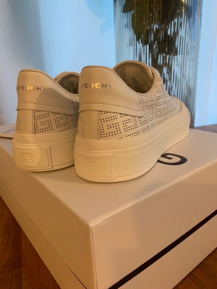 Givenchy 4G Periorated Sneakers Leder  White Neu Gr. 39 in Hamburg