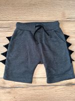 Next graue Shorts Dinosaurier Sommer Bermuda kurze Hose in 104 Nordrhein-Westfalen - Siegburg Vorschau