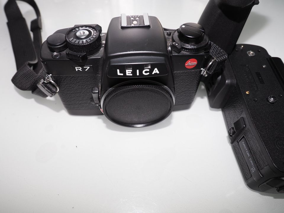 Leica R 7 mit Motor sehr guter Zustand in Wiesbaden