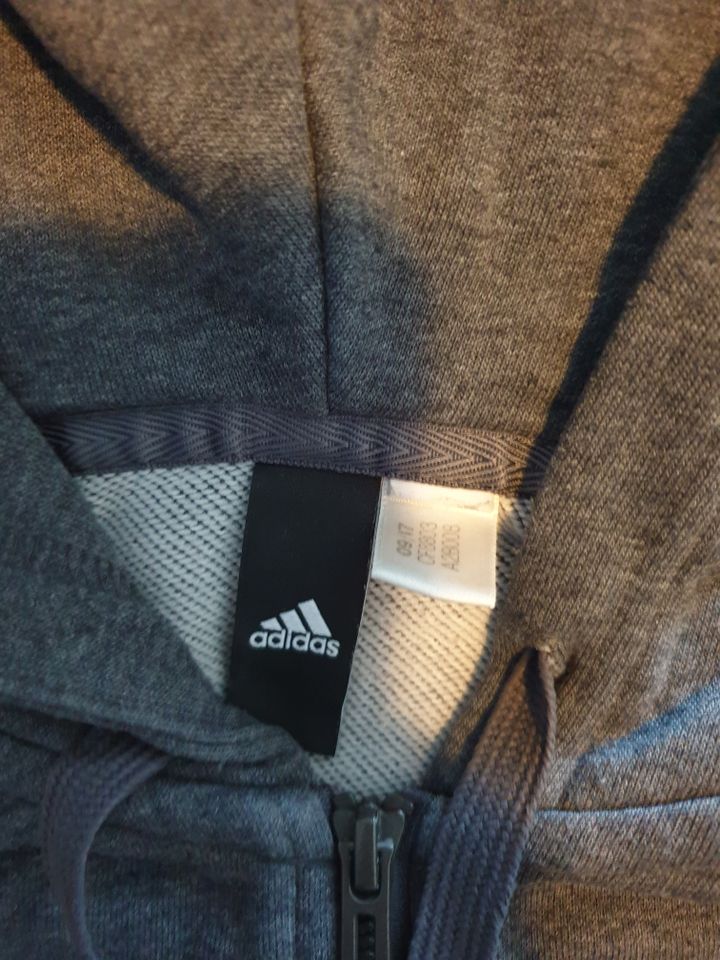 Adidas Sweatjacke grau mit Neonschrift, Größe S, sehr gut bis gut in Freiburg im Breisgau