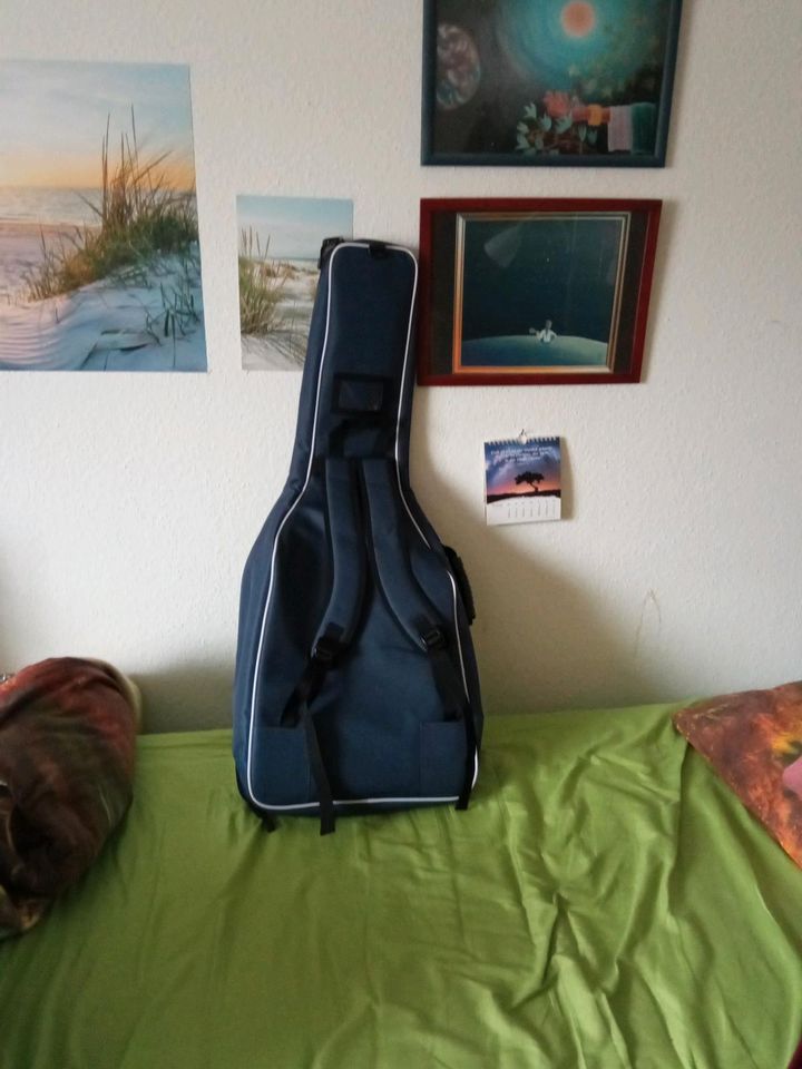 Gitarre mit komfortabler Hülle in Donaueschingen