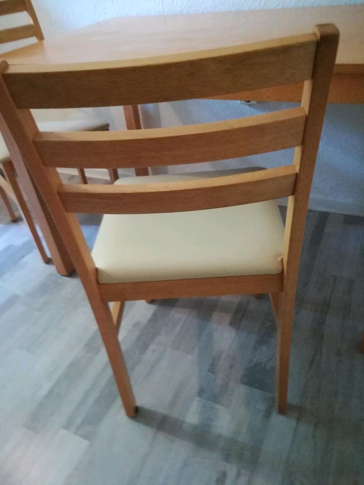 Esstisch 1,10 x 0,70 x 0,74 und zwei gepolsterte Stühle in Würselen