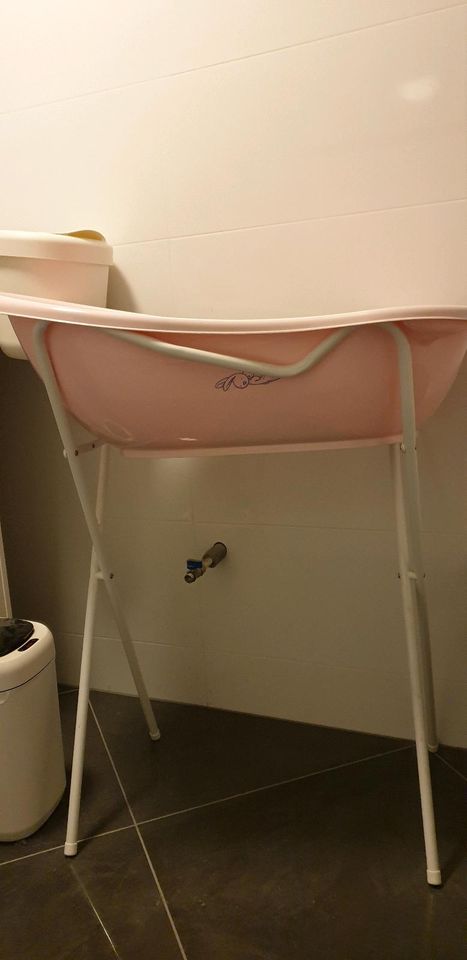 Babywanne Badewanne Baby rosa mit Ständer Fuß in Schkeuditz