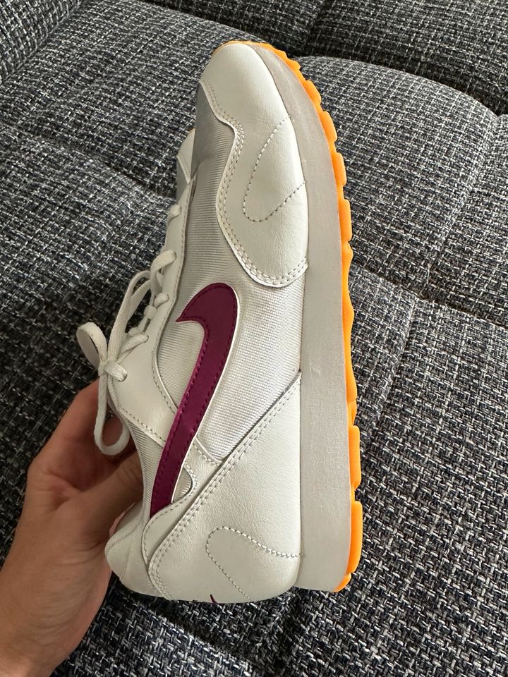 Nike Sneaker Weiß Violett Damen US 8,5 EU Gr. 40 in Sachsenheim